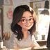 小湿妹创作者「柠檬工作室」头像，年轻女性创作者面带微笑，背景为创作工作台，专注于小湿妹IP插画创作